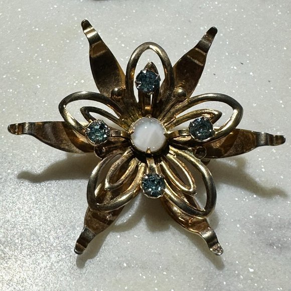 💋 4 FOR $50 /LOVELY VINTAGE FLORAL BROOCH - Picture 1 of 3